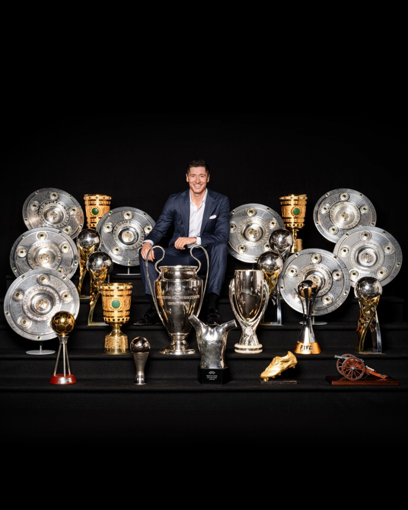 再见!拜仁官推晒莱万与众奖杯合照:感谢!祝福!