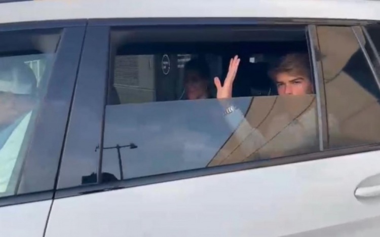 跟队记者:德凯特莱尔与米兰完成签约,已离开米兰总部