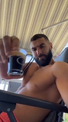 ?来一杯吗?本泽马邀你共饮美酒 身姿健硕,胸肌亮眼?