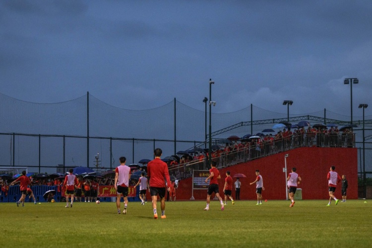 是真爱❤️广州队冒雨训练，数百球迷雨中观看训练