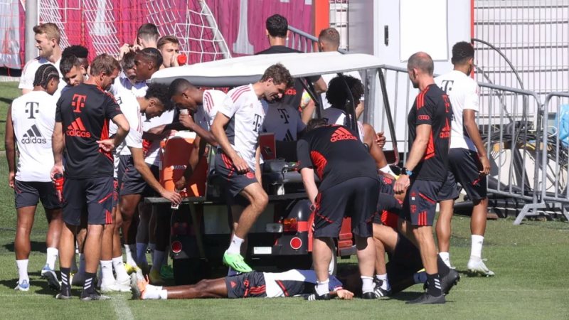 帮倒忙?科曼颈部不适接受治疗,穆勒用脚“按摩”其敏感部位