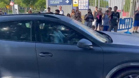 布莱斯维特驾车抵达巴萨基地训练,现场球迷喊话要求其离队