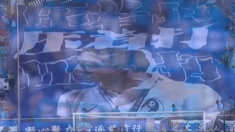 【现场图集】久违了!大连超1万球迷观战,亮出压着打巨型TIFO