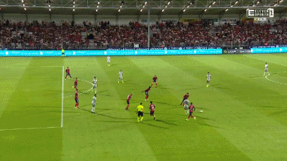 球迷：脚没离开地面不算倒钩，而梅西的公关让人们以为他做到