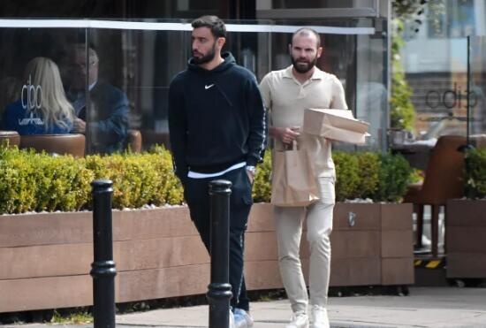 中年脱发危机?马塔与B费聚餐,新发型引关注