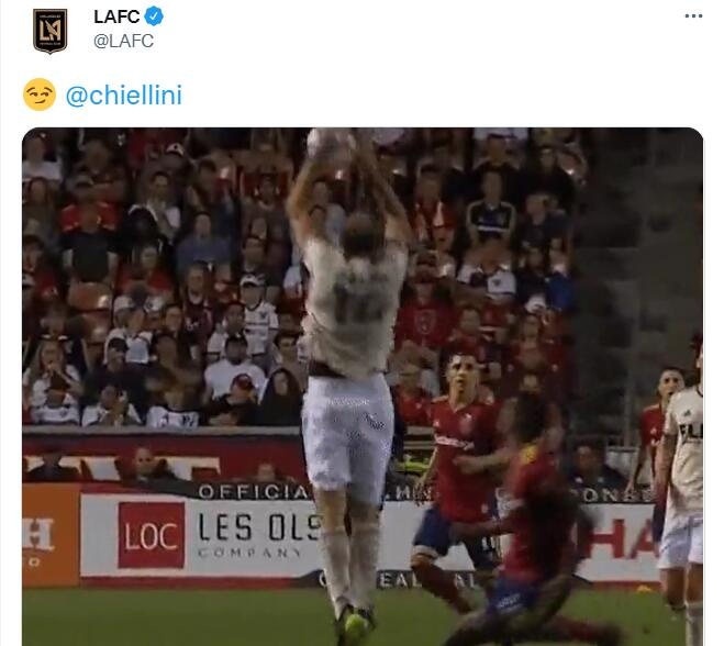 ?基耶利尼中圈附近“双手扣球”拦截染黄，官推也忍不住吐槽