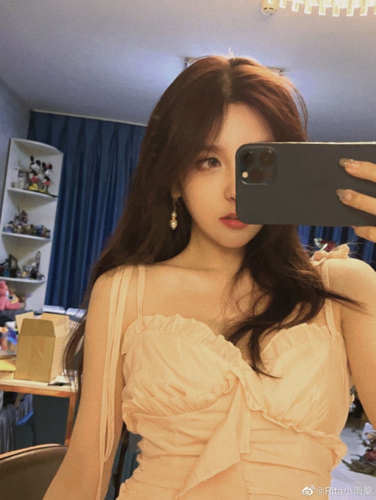 LPL解说Rita小雨桑晒照:黑发姐姐?mua