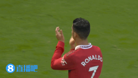 感谢支持!C罗赛后向看台球迷鼓掌致意