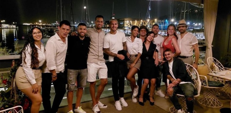 世体：梅西在巴塞罗那度假，同布斯克茨、阿尔巴等人共进晚餐