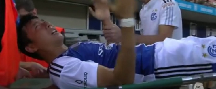 李磊瑞士超首轮第78分钟伤退,被担架抬下