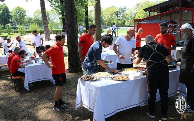 米兰新赛季前团建，主帅皮奥利组织全队在训练基地内举行户外烧烤