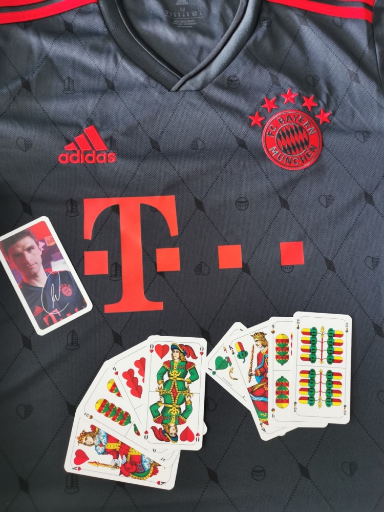 拜仁发布第三球衣：灵感来自纸牌游戏，前排订购将赠羊头牌1副