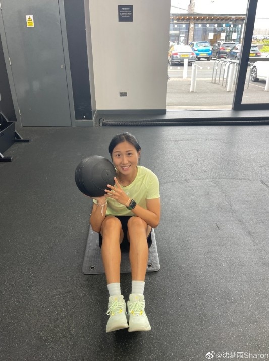 沈梦雨晒健身照:朋友们别闷在家里,都动起来呀!