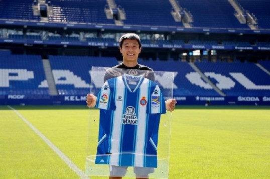 武磊代表西班牙人总计出战126场,获赠球队的126号球衣!