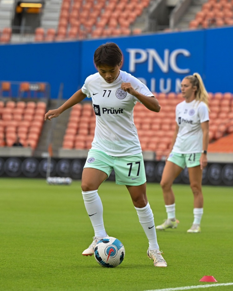 路易斯维尔竞技女足首发:王霜替补,77号小王正在热身中!