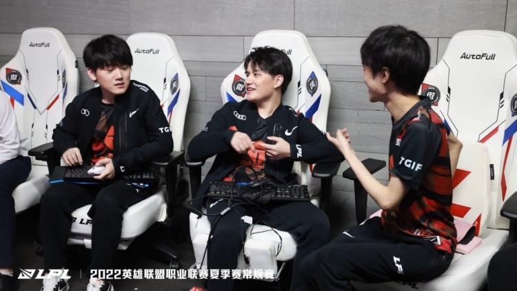 LPL选手赛前花絮:TES下路组先来比划比划