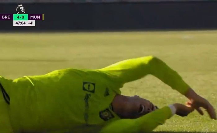 痛痛痛！C罗遭遇强硬冲撞犯规，倒地翻滚多圈表情痛苦