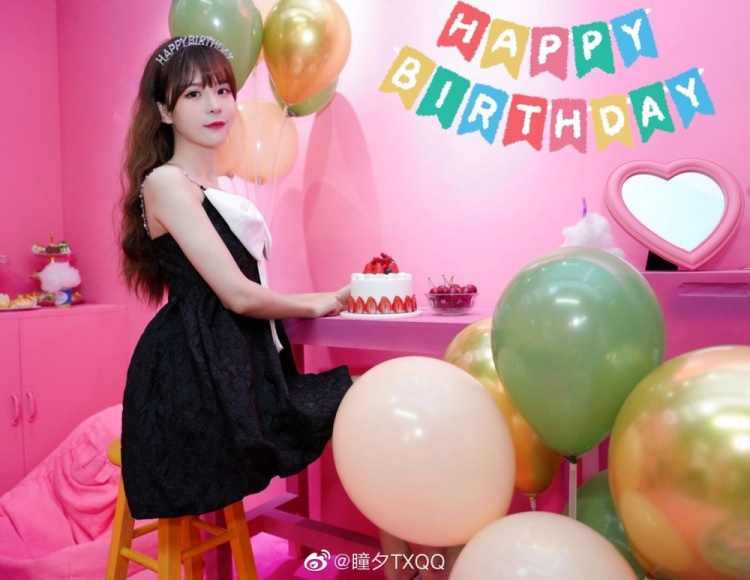 瞳夕晒照:叮~按时长大 祝我生日快乐❤️