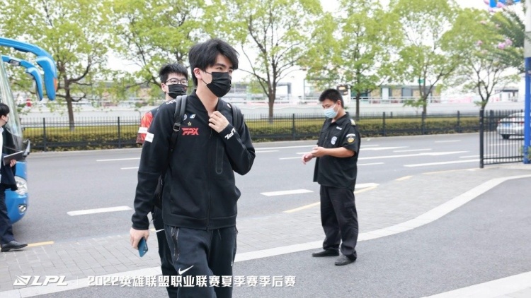 FPX赛前花絮:今天的风和发型是有配合的!