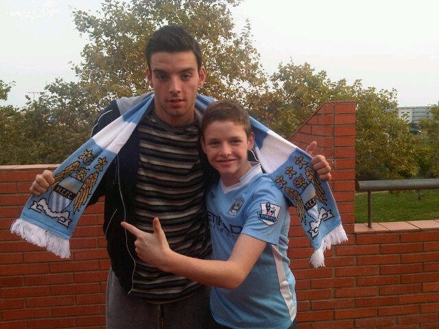 哥哥晒戈麦斯10年前穿曼城球衣的旧照:永远别停止追寻你的梦想!