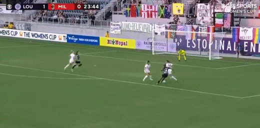 这是什么国际巨星啊！王霜策动，弹射洞穿对手球门