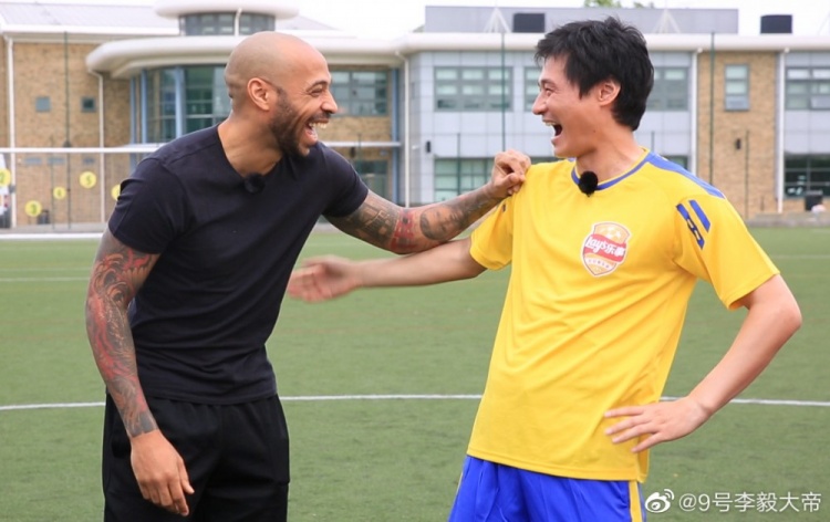 李毅祝福亨利生日快乐，网友调侃：欧亨利与亚亨利亲密互动