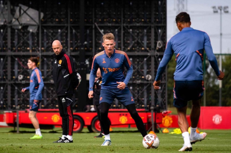 ⚔️备战双红会!曼联官方晒众将训练照,滕哈赫神情严肃