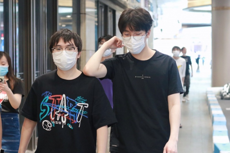 LNG官博发布花絮返图：选手们“抱团游走”做核酸去啦