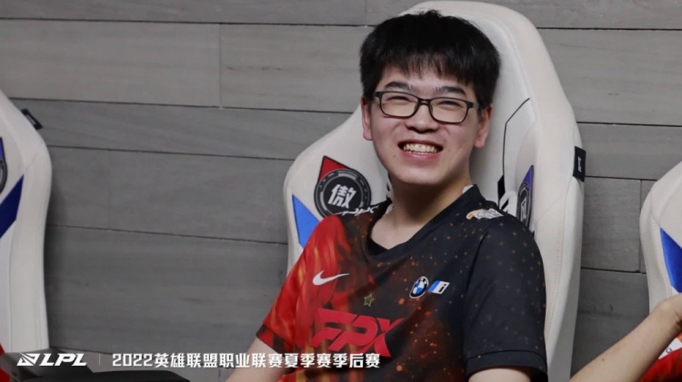 FPX赛间花絮:恭喜Care获得第三局MVP