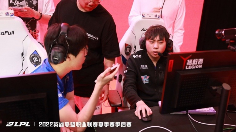 LNG赛前花絮:上野在认真的研究什么