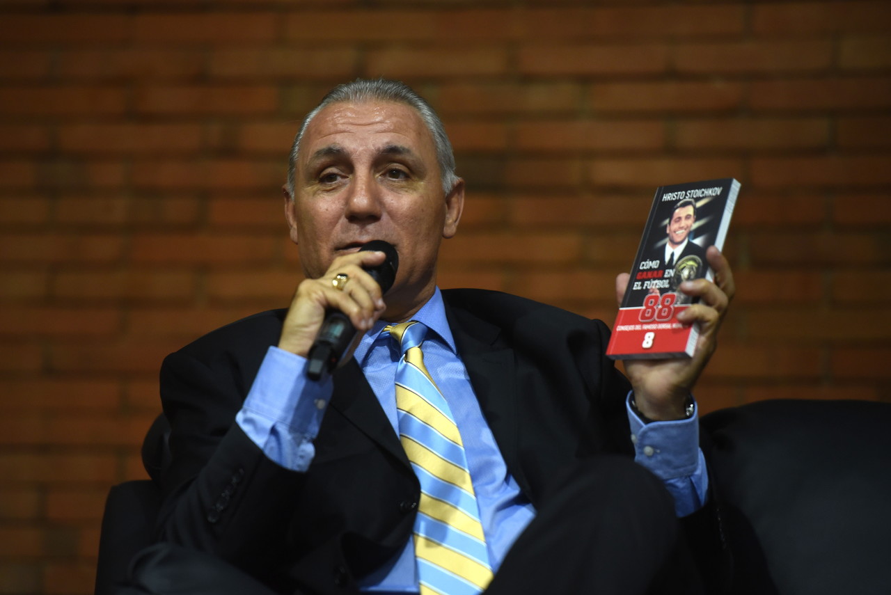 斯托伊奇科夫:跟马拉多纳关系很好,只恨赶不走他身边那群小人