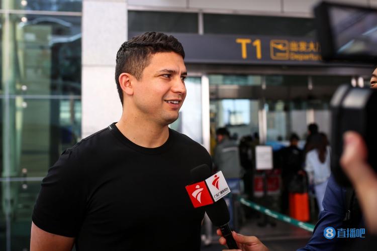 巴媒:艾克森因拖欠子女抚养费,被前妻告上法庭