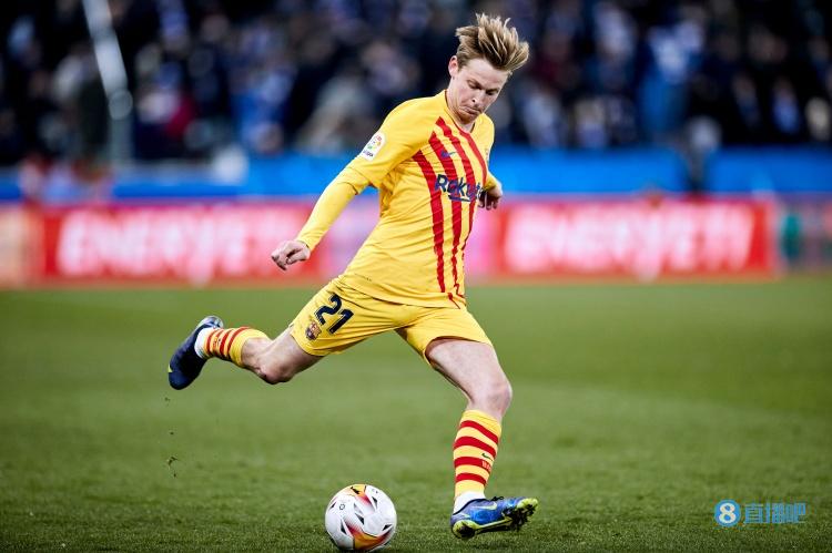 记者:巴萨向德容重申若不降薪就得走人,希望球员今天做决定