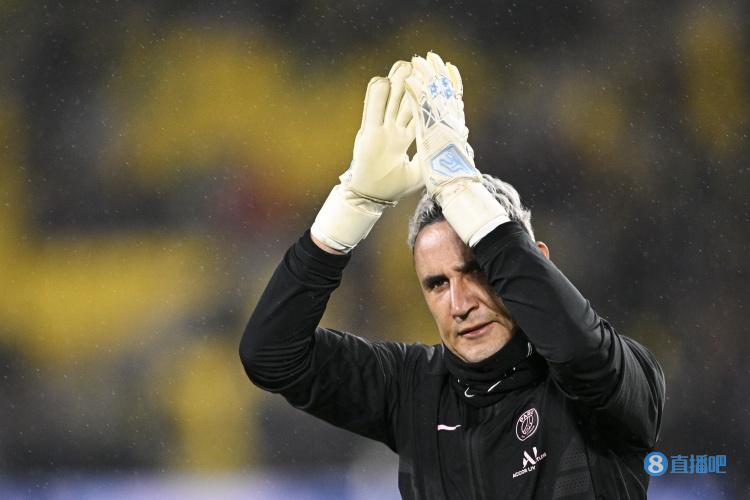 记者:那不勒斯想从巴黎租借纳瓦斯,愿支付球员一半薪水