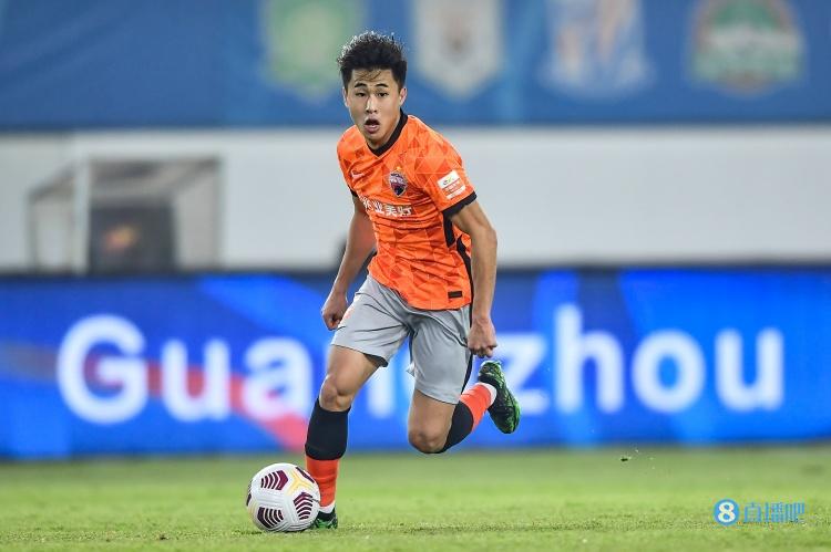 记者:因疫情影响,戴伟浚等即将结束隔离的深足4人航班被取消