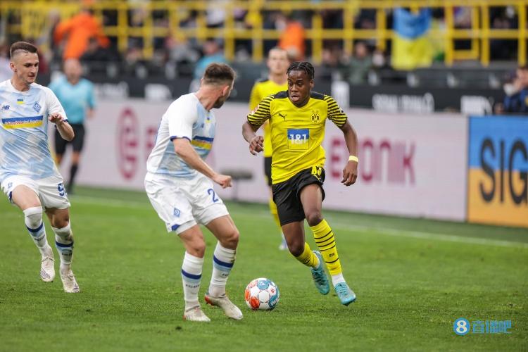 德媒:小将吉滕斯有望获得多特长期合同,他的发展轨迹类似于桑乔