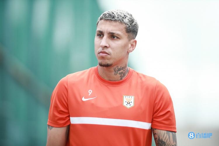 体坛:克雷桑7场7球3助 成泰山队争冠第一大腿