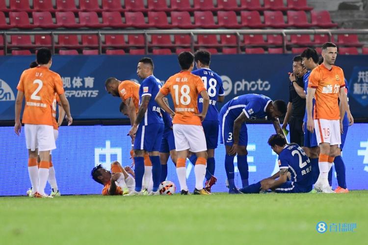 媒体人:武汉长江因为欠薪就快凑不齐首发了