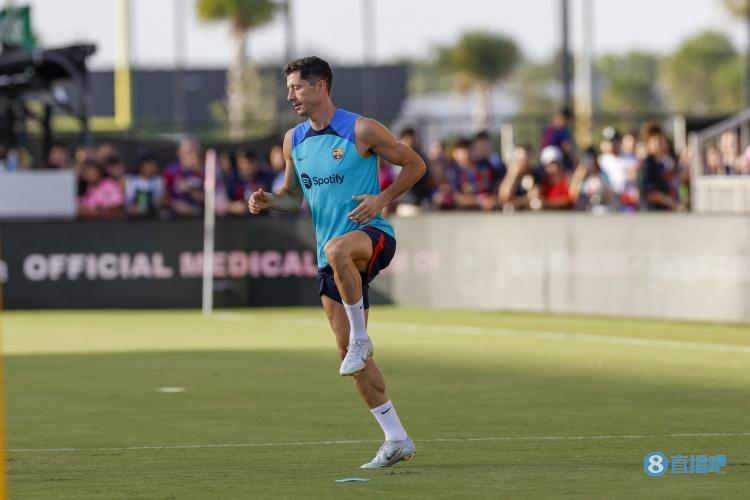 巴萨官方：莱万8月5日17点亮相诺坎普，18点开发布会