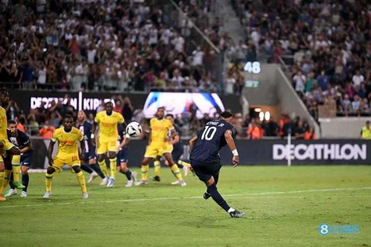 完美弧线!内马尔任意球世界波直挂死角