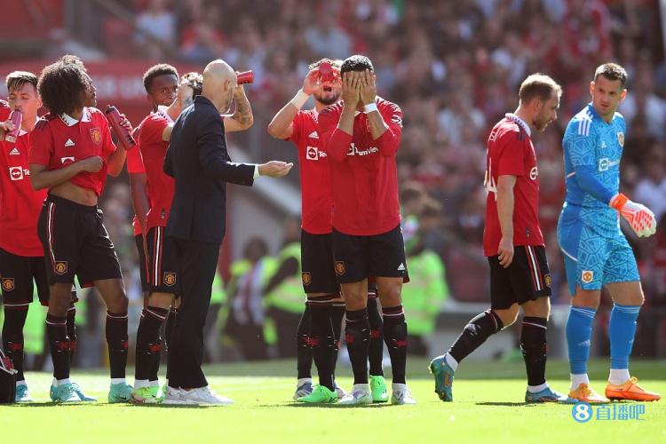 邮报：滕哈赫注重纪律，C罗的转会肥皂剧是他最不想看到的情况