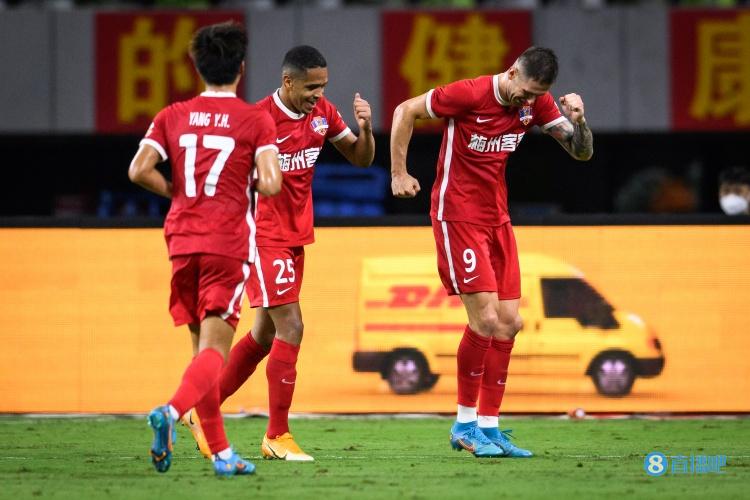 足球报：梅州阻击河南获队史中超客场首胜，加大了三镇夺冠概率