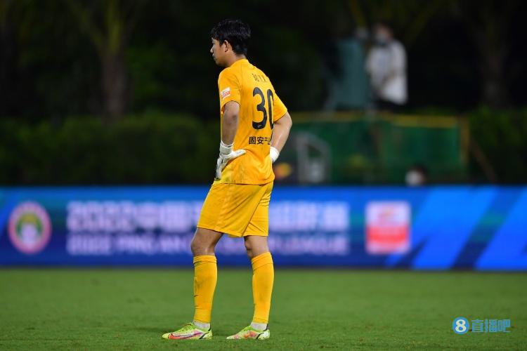 手滑！河北队门将鲍亚雄连续两场送礼，场面如出一辙
