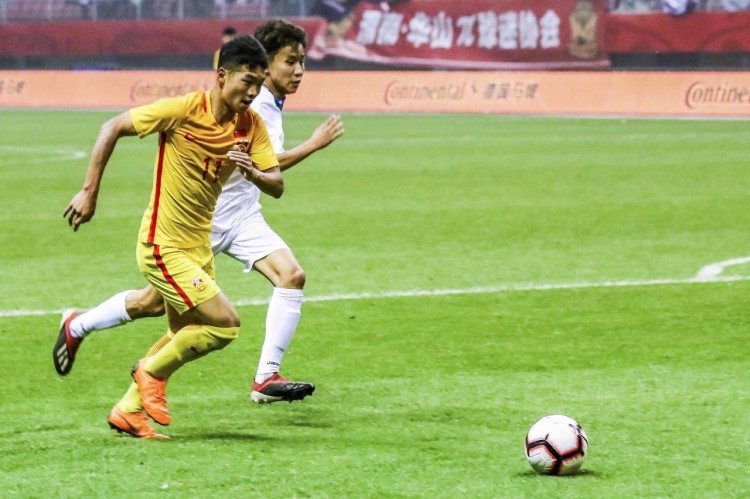 博主：贾博琰跟随国青在欧洲拉练，新赛季可能继续被草蜢外租