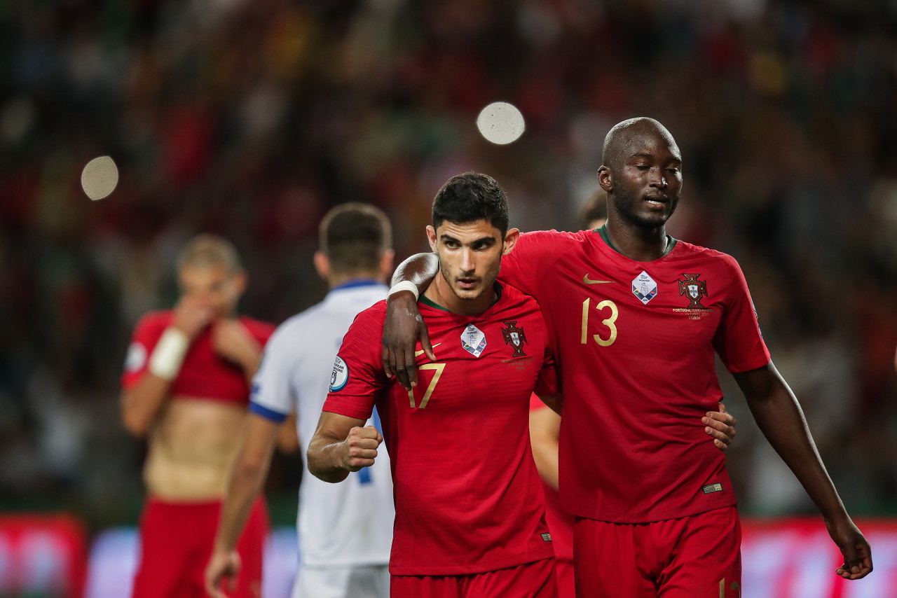 罗马诺:狼队远超3000万欧报价格德斯,瓦伦西亚准备接受并达协议