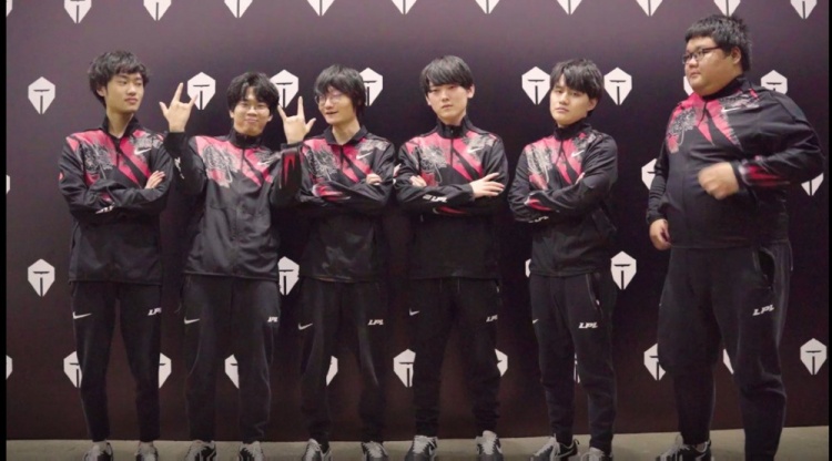 TES更新S12出征仪式的Vlog:qingtian躺在Wayward身上