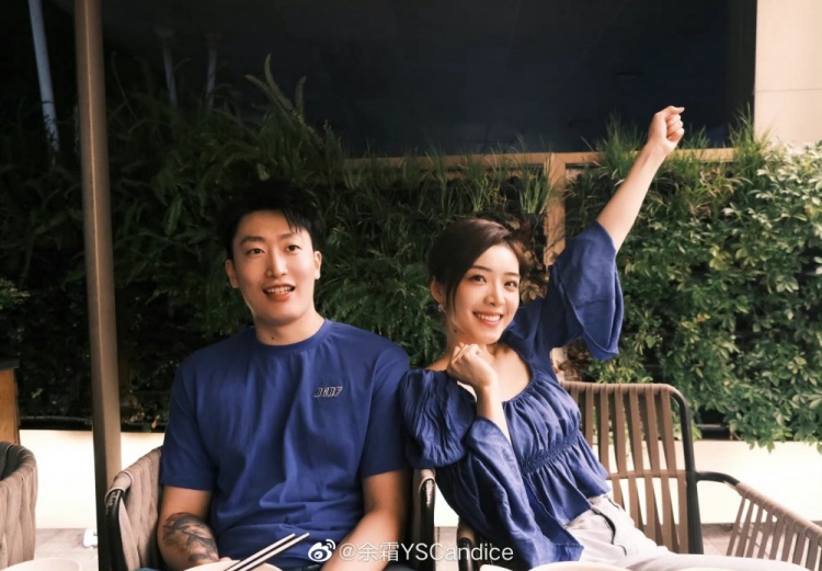 余霜分享与管泽元合照：今天剪了头发 小帅昂