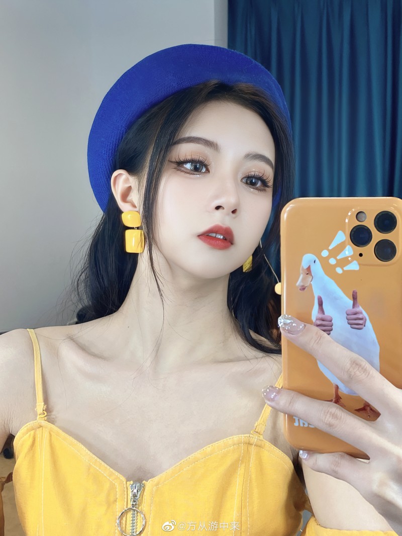 PEL解说方游晒照:窝在家里好开心啊