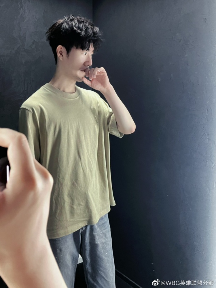 WBG更新选手日常花絮:Theshy换发型后有点小帅?
