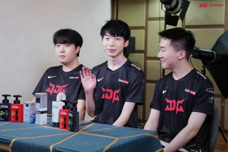 JDG更新选手花絮:假笑?、挠头?、寸头?!